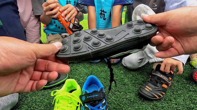 你的学生都穿什么足球鞋？到底怎么选才能提升训练质量呢？(足球训练鞋)